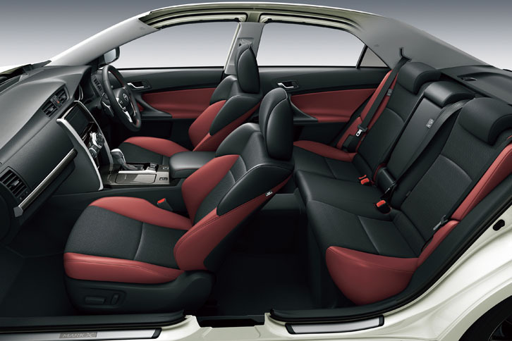 グレードごとに仕様の異なる室内デザインが用意されている。写真は「350RDS」。