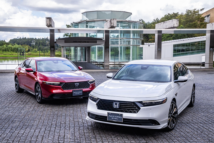 「ホンダ・アコード」純正アクセサリー装着車両「ツーリングライン」（写真右）とアコード（写真左）。