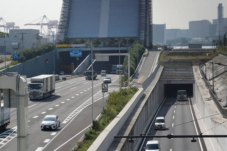台場側から見た東京港トンネル。左が首都高、右が国道357号。