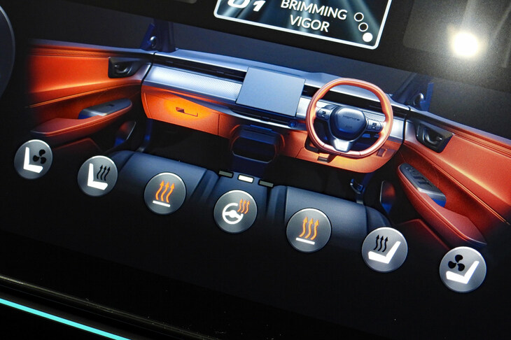 ダッシュボード／ドアトリムヒーターの操作画面。