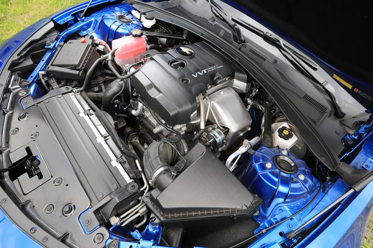 「カマロ コンバーチブル」のエンジンは2リッター直4直噴ターボ。最高出力275ps、最大トルク400Nmと、スポーティーな走りを楽しむのに十分な力を備えている。