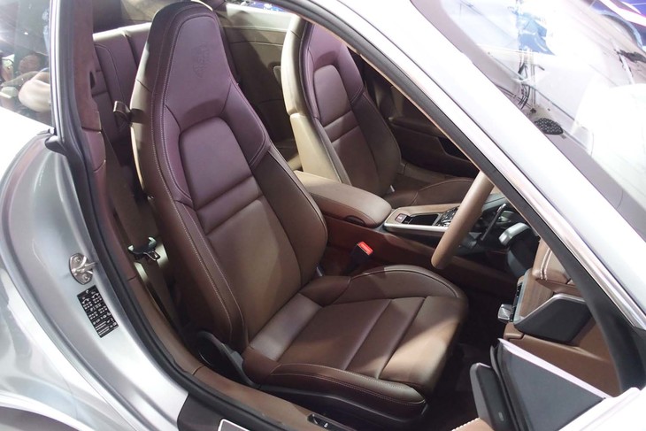 新設計されたというシートは、1脚あたり3kgの軽量化を実現したという。従来通り、乗車定員は4人。