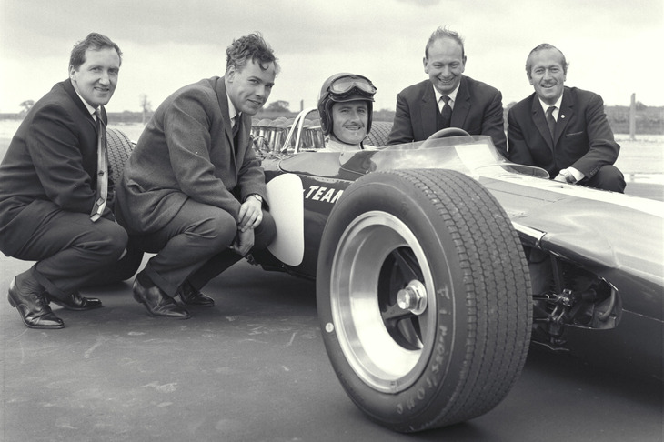 「ロータス49」の完成を祝う関係者。コスワースの2人に加え、マシン設計のモーリス・フィリップ（左端）、開発ドライバーのグラハム・ヒル（中央）、ロータスのコーリン・チャップマンが写っている。