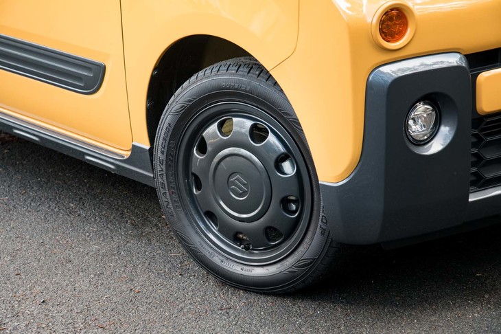 14インチアルミホイールのカラーリングもガンメタリックに。センター部分にはハーフキャップが装着されている。