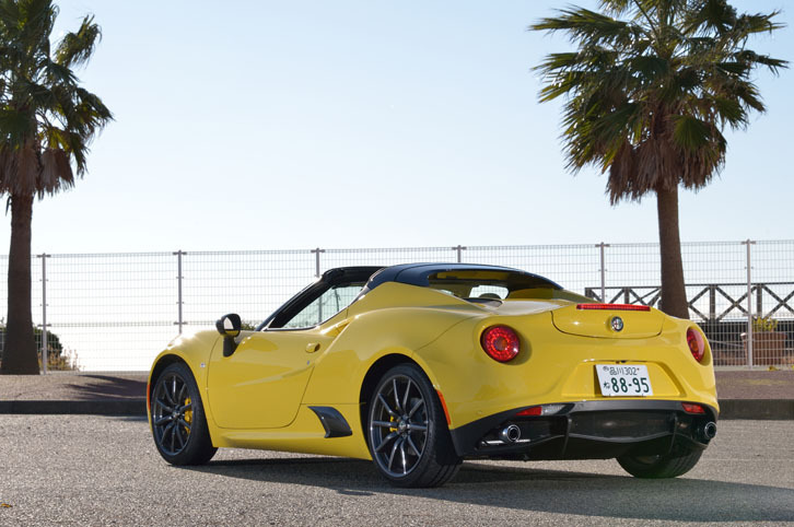 スポーツカー「アルファ・ロメオ4C」のオープンバージョン「4Cスパイダー」。日本国内では、2015年11月に発売された。