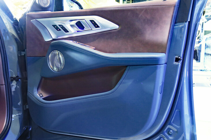 BMW XM（フロントドアトリム）