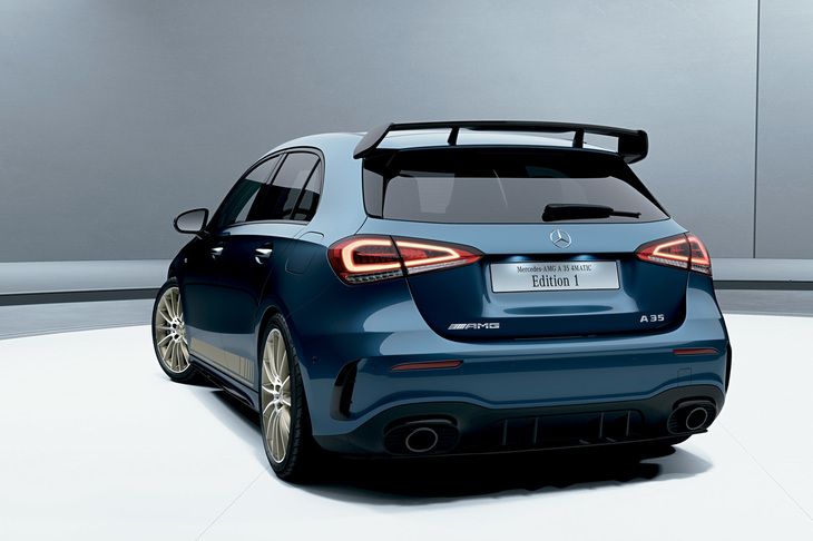 「AMG A35 4MATICエディション1」は、デニムブルーの専用ボディーカラーを採用している。