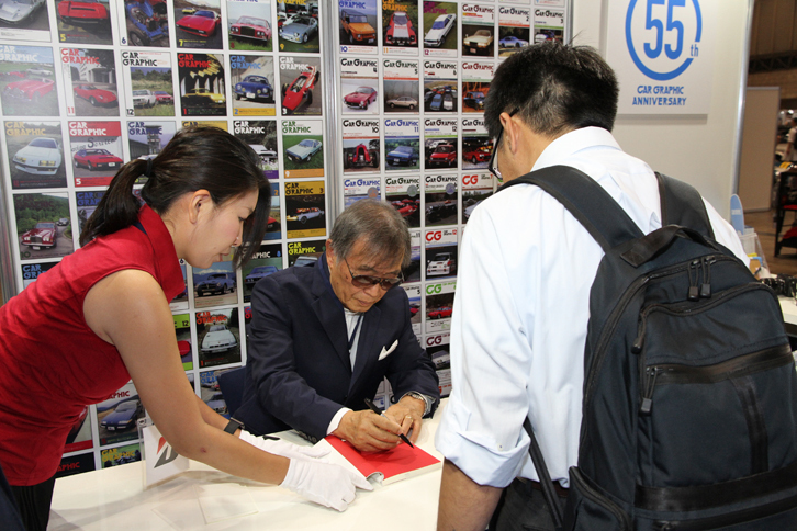 ジウジアーロとともにイタルデザインを設立した宮川秀之氏。この日発売された新刊『イタリアンデザイン世界を走る ジウジアーロと共に歩んだ50年』のサイン会を行った。