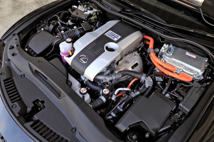 ハイブリッド車「IS300h」のパワーユニット。カタログ上のアウトプットや燃費値はそのままに、制御を見直すことでこれまで使い切れていなかったパワーを引き出した結果、走りはよりスポーティーに変化した。