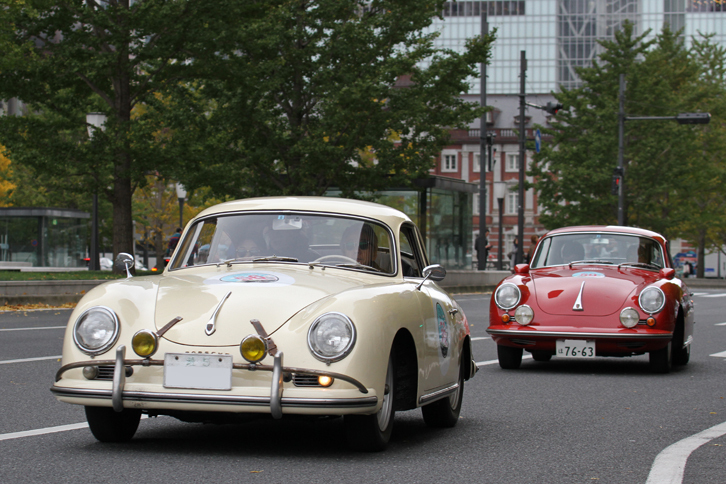 前を行く「愛5」のシングルナンバー付きの1958年「ポルシェ356A」は、1963年の第1回日本グランプリの出走車（国内スポーツカー1300～2500ccレースで9位）。後ろの1962年「ポルシェ356B 1600スーパー」は、モータージャーナリストの吉田 匠氏がドライブしている。