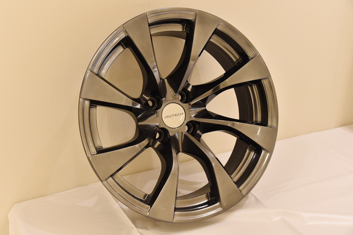 市販車には、鍛造フル切削工法で製作される16インチの専用アルミホイールが装着されるという。