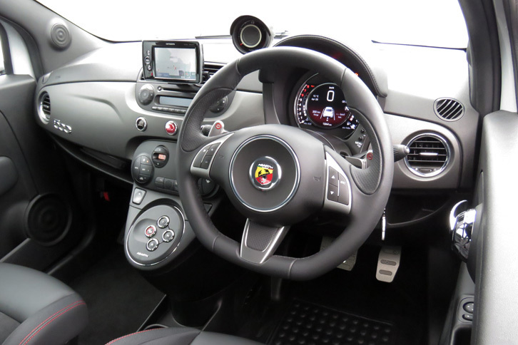 「595コンペティツィオーネ」のインストゥルメントパネルまわり。シングルクラッチ式のトランスミッションは、センターコンソールのスイッチで操作する。