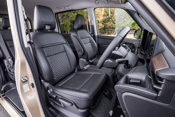 「セレナe-4ORCEハイウェイスターV」（防水シート車）のフロントシート。日産モータースポーツ＆カスタマイズ扱いのメーカーオプションとなる防水シート表皮「ネオソフィール」が採用される。