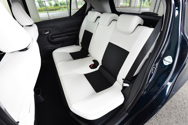 後席の様子。ホワイトのシート地を選んだ場合、前席と同様に、座面と背もたれの一部がブラックになる。
