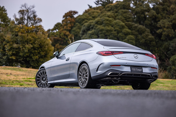 右端から左端までボディーを横断する、ひとつながりとなったデザインのテールランプが目を引く。