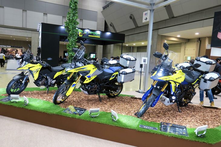 写真向かって左から「スズキVストロームSX」「Vストローム1050DE」「Vストローム800DE」。