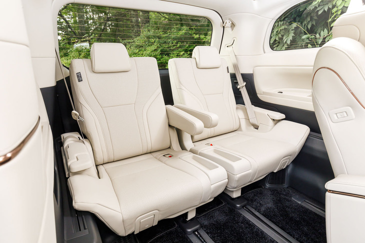 3列目シートは2人掛けで立派なアームレストを装備。表皮は前席と同じセミアニリン本革。