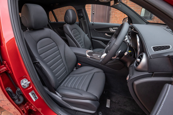 オプションの「レザーエクスクルーシブパッケージ」が選択された試乗車のインテリア。フロントシートには電動調整機能やヒーターが標準装備されている。