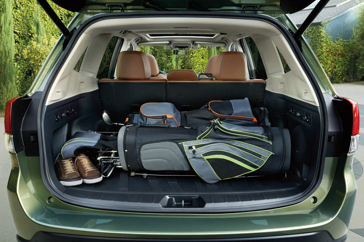 最大幅1300mmという広い開口部を特徴とする荷室スペース。荷室側への“出っぱり”や専用の支柱などを廃した、新開発の電動テールゲートを採用するなど、実用性の向上にも抜かりはない。