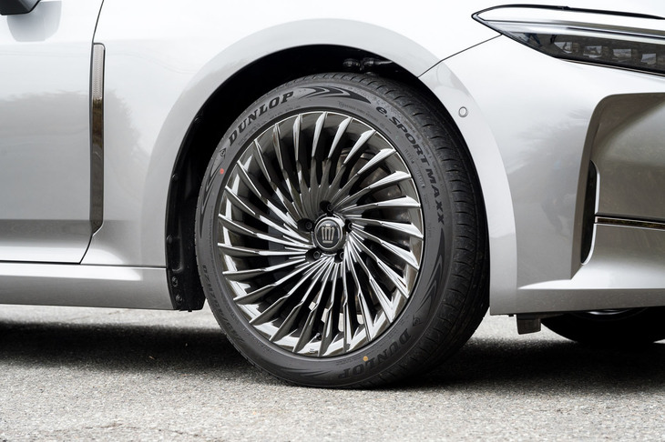 タイヤ＆ホイールは20インチ。ブラックスパッタリング塗装のホイールは漆黒メッキのグリルやヘッドランプモールなどとともに「ブラックパッケージ」としてオプション設定される。