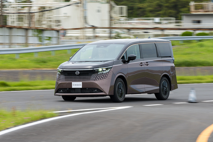 シリーズハイブリッドの「e-POWER」は第3世代に進化。モーターをはじめとした5つのコンポーネントを1つのユニットにまとめた「5 in 1パッケージ」を採用し、音や振動を抑制している。