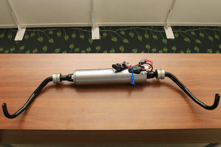 「M850i xDriveクーペ」に搭載される「アクティブスタビライザー」は、電子制御によってコーナリング時のロールを抑制する。