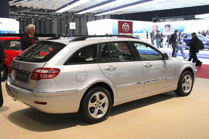 ブリリアンスは2009年ジュネーブショーで、「BS4」のステーションワゴンを展示した。