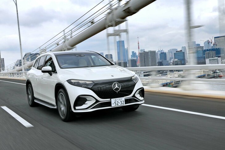 意図的に乱流を生み出すアンダーボディー前部のタービュレーターや、エアロフォルムのランニングボードの採用などにより、空気抵抗を徹底的に低減。空力的に不利なSUVでありながら、Cd値を0.26に抑えている。