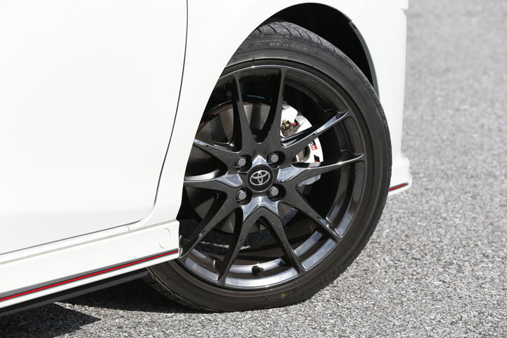 
	ダークスパッタリング加工が施された、17インチアルミホイール。タイヤは「ポテンザRE050A」が組み合わされていた。
	