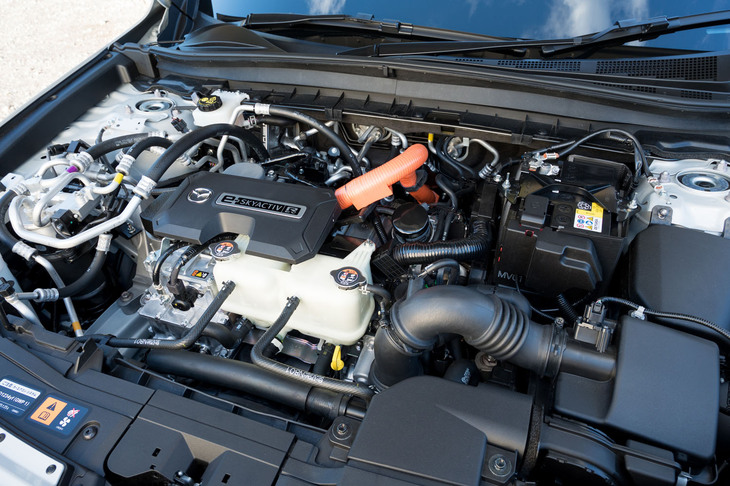 ボンネットを開けて新開発の「8C」型ロータリーエンジンを拝む。写真奥からバルクヘッド側にかけて複雑に張り巡らされた配管に驚く。