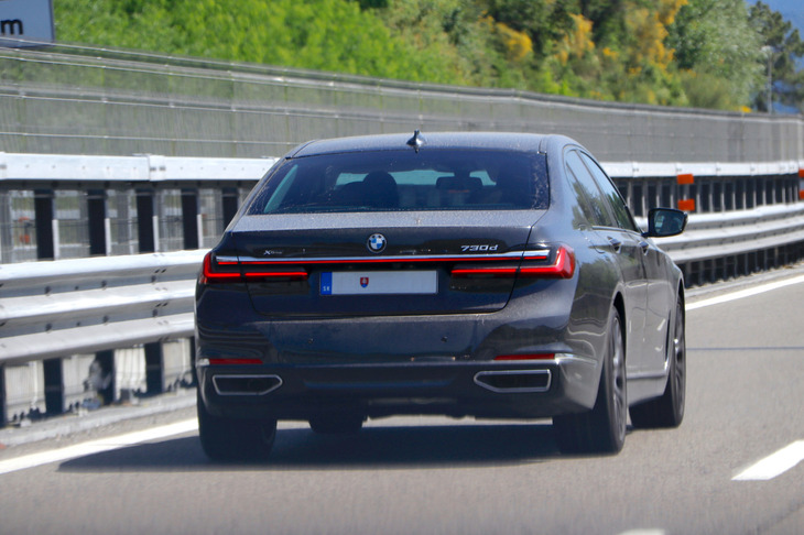 スロバキアのナンバーを付けた「BMW 7シリーズ」。2021年6月。