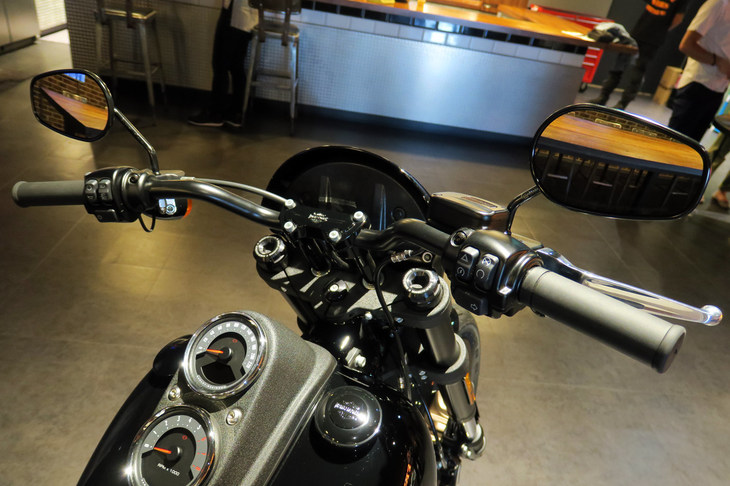 ハーレーダビッドソン・ローライダーS（ハンドルまわり）