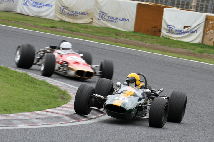 ヒストリックフォーミュラにおける序盤のトップ争い。前が予選1位の1965年「ロータス35」、後ろが予選2位の1969年「ロータス59」。中盤に逆転し、そのままチェッカーを迎えた。