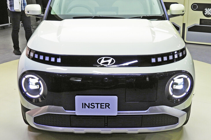 この写真で、黒い樹脂パーツの質感が伝わるだろうか？　
	ほった「このデカい黒加飾の部分ですけど、初期型の『テスラ・モデルS』みたいにバキッとした感じじゃないんですよ。ワタシもこういうクルマは応援したいんですけど……ユーザーってのは残酷ですからね」