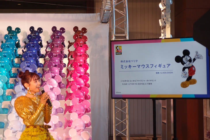 イベントでは、ミッキーマウスのさまざまな関連商品も販売される。解説用のモニターに表示されているのは、そのうち最も高価な「ミッキーマウス ジュエリーフィギュア」。3200個ほどの宝石を使って仕立てられており、価格は540万円。