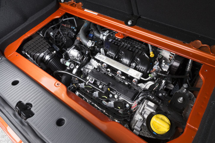 荷室床下に搭載される0.9リッター直3ターボエンジン。ECUのマッピングの変更や、吸排気系および冷却システムの改良により、109psの最高出力と、170Nmの最大トルクを実現している。