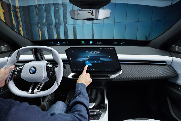 新たなユーザーインターフェイス「パノラミックiDrive」が採用された「BMW iX3」だが、こちらもワグナーいわく「パノラミックビューディスプレイは遠すぎて見づらい」「別途タッチスクリーンを装備する必要がある。直感的に使いづらい」とのことだった。