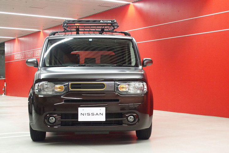 日産自動車は2024年1月、販売会社の奈良日産自動車と共同で、内外装部品のリフレッシュやカスタマイズを施した認定中古車「キューブ レトロリノベーション」のトライアル販売を開始すると発表。実車を報道関係者に公開した。