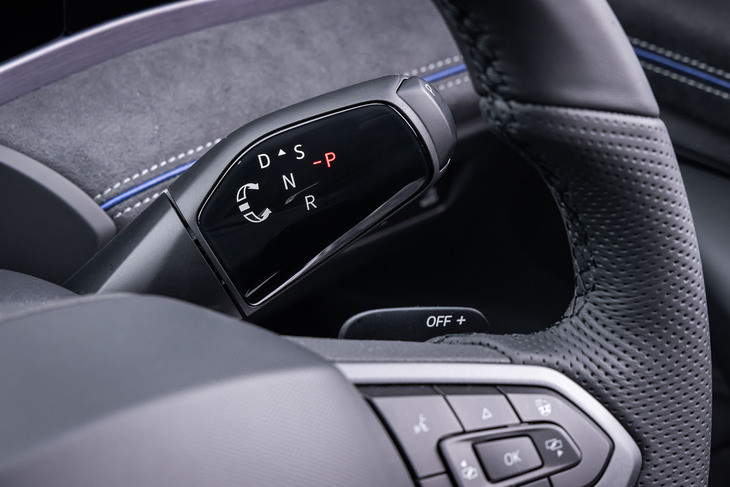 シフトセレクターは、ステアリングコラムの右側レバーに配置される。スイッチを上に回すと「D」および「S」レンジが、下に回すと「R」レンジが選択できる。レバー先端のプッシュスイッチを押すことで「P」レンジに入る。