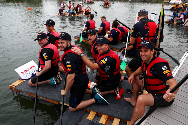 カナダGPは初開催から50周年の節目を迎えた。1978年以来同GPのホームは、モントリオールはセントローレンス川の中州に浮かぶ人工島にあるジル・ビルヌーブ・サーキット。今年、久方ぶりにF1チーム関係者による「お手製イカダレース」が開催され、大いに盛り上がった。レッドブルは代表のクリスチャン・ホーナー（写真中央）も出場。しかし白熱のバトルを制したのはマクラーレンで、久々に表彰台の頂点にのぼった。いつの日か本物のレースでも……と願うファンも少なくなかったはずである。（Photo=Red Bull Racing）