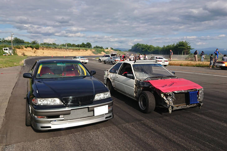 クマの“ミサイル”（右）と仲間の「チェイサー」（左）。