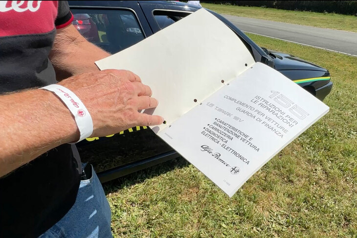 財務警察仕様専用の「アルファ・ロメオ155」の整備マニュアル。電装部品のチェック方法まで詳説されている。