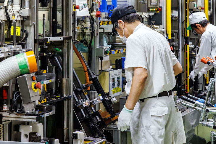 岐阜北工場の自動車用ショックアブソーバーの製造ライン。トヨタ用、日産用など自動車メーカー向けの専用ラインが設置されている。生産能力は一日最大12万本、月産ではおよそ220万本を誇る。