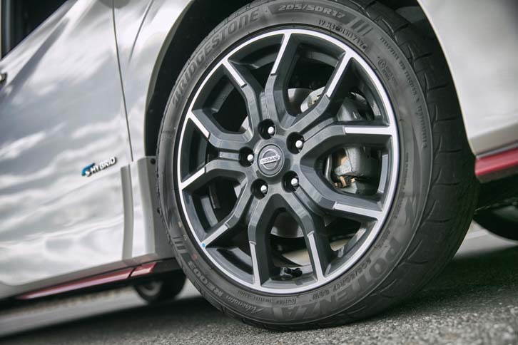 専用デザインの17インチアルミホイールも装着される。テスト車にはブリヂストンのスポーツタイヤ「ポテンザ アドレナリンRE003」が装着されていた。