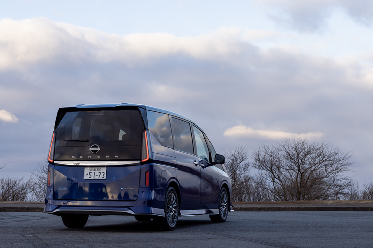 この試乗車のボディーカラーは「カスピアンブルー」とブラックのツートン。湘南を拠点とするAUTECHのテーマカラーはブルーだ。