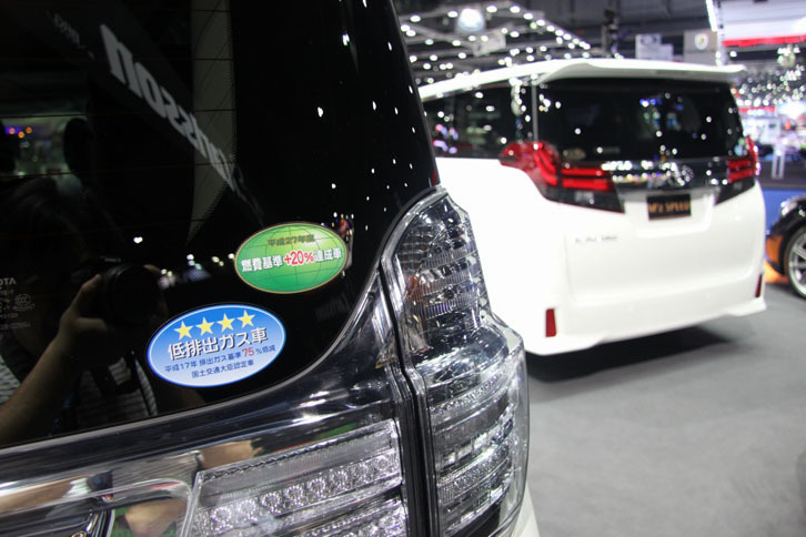 トヨタの「アルファード」や「ヴェルファイア」は日本からの輸入による正規販売もありますが、日本円にして約1180万円～1700万円という超高級車。そんな高級車をバンコクの街中ではたくさん見かけるのですから、タイってお金持ちが多いんですね。並行輸入も盛んに行われていて、リアウィンドウに日本の排出ガス基準のステッカーを貼ったままの車両も少なくありません。これはもしかして、「日本からの輸入車に乗っている」という自慢アピールになるのでしょうか？