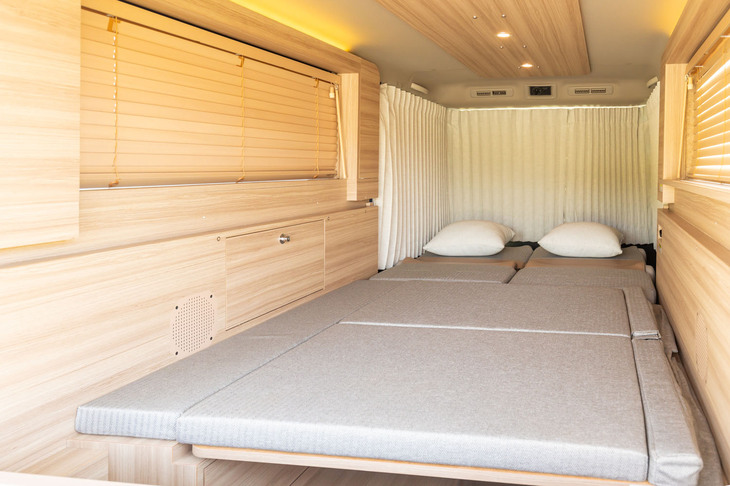 シアタールームモードからさらにリアシートをアレンジするとベッドルームモードに。完全フラットなのはもちろんのこと、適度な柔らかさのため、この上に直接寝ても不満はないはずだ。