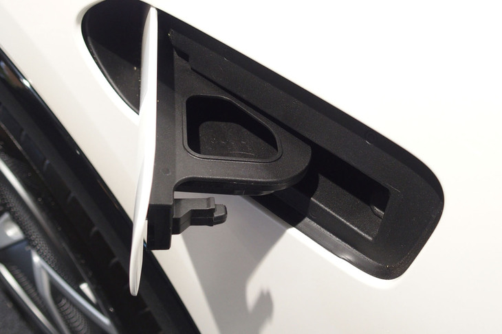 メルセデス・ベンツEQS450 4MATIC SUV（ウィンドウウオッシャー液の注入口）