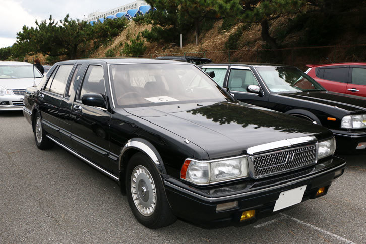 今回、リムジンの参加は2台のみだった。こちらはそのうちの1台である「グロリア ロイヤルリムジン セレクションI」で、当時はもちろん「セドリック」仕様も販売されていた。フロントグリル中央にオーテックのエンブレムが輝く。