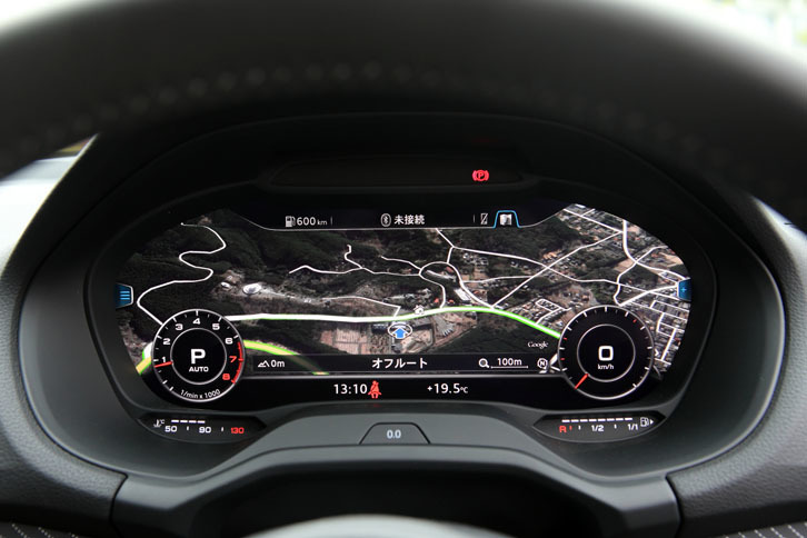 「バーチャルコックピット」は標準装備。液晶のメーターパネルに、Googleマップを使ったカーナビの地図を表示することができる。